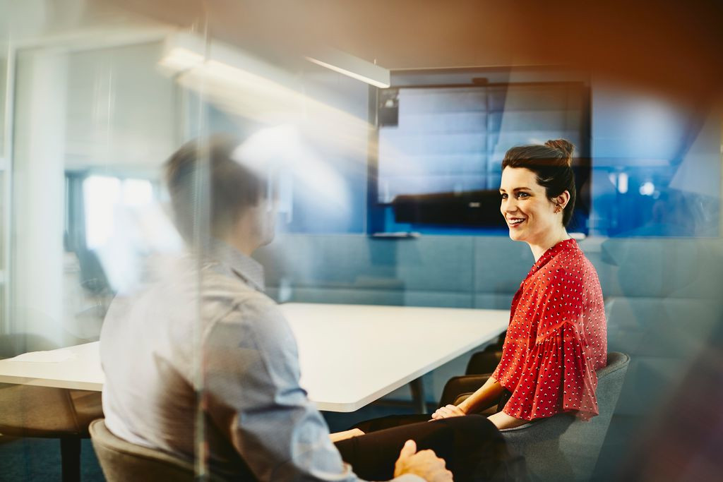 Mann und Frau in einem Büro bei einer Besprechung