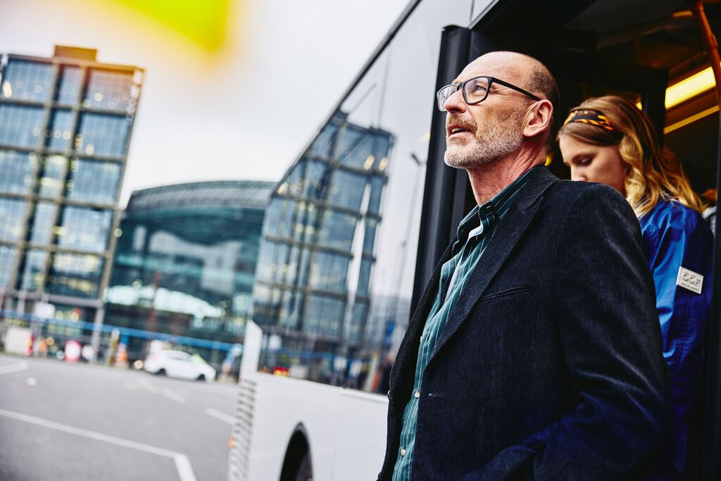 Ein Mann und eine Frau steigen aus einem Bus aus