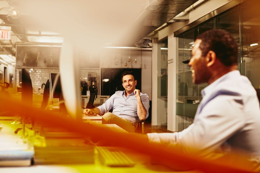 Zwei Männer im Büro in einer lockeren Atmosphäre