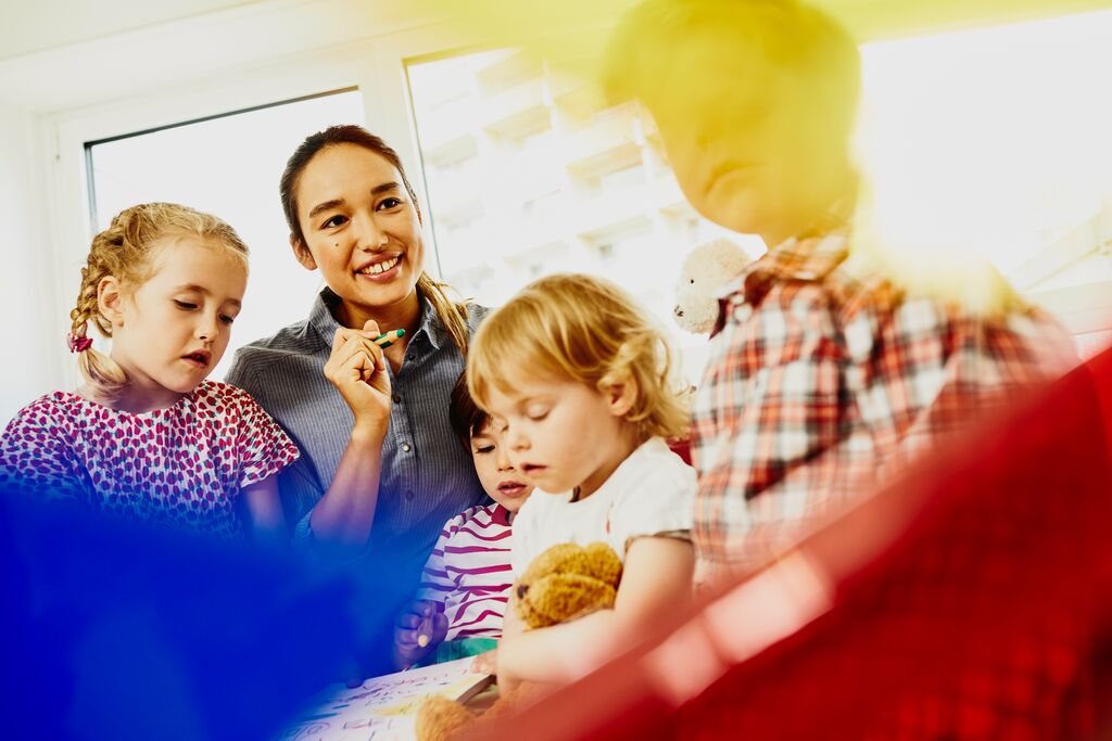 Frau mit drei Kindern