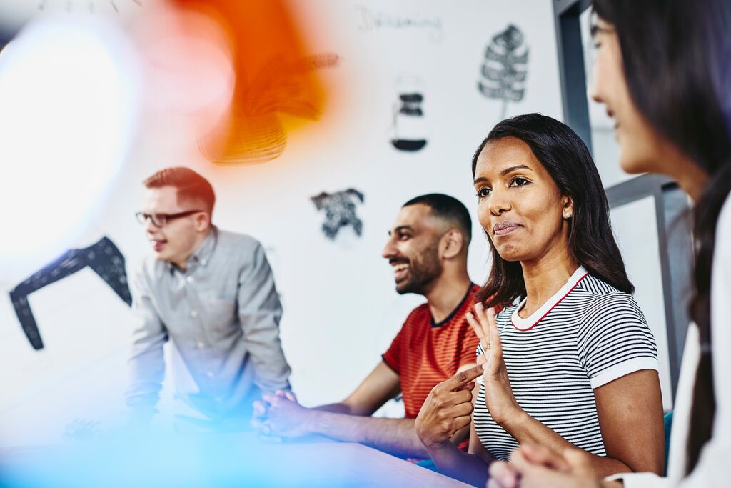Vier Personen bei einem Meeting im Büro