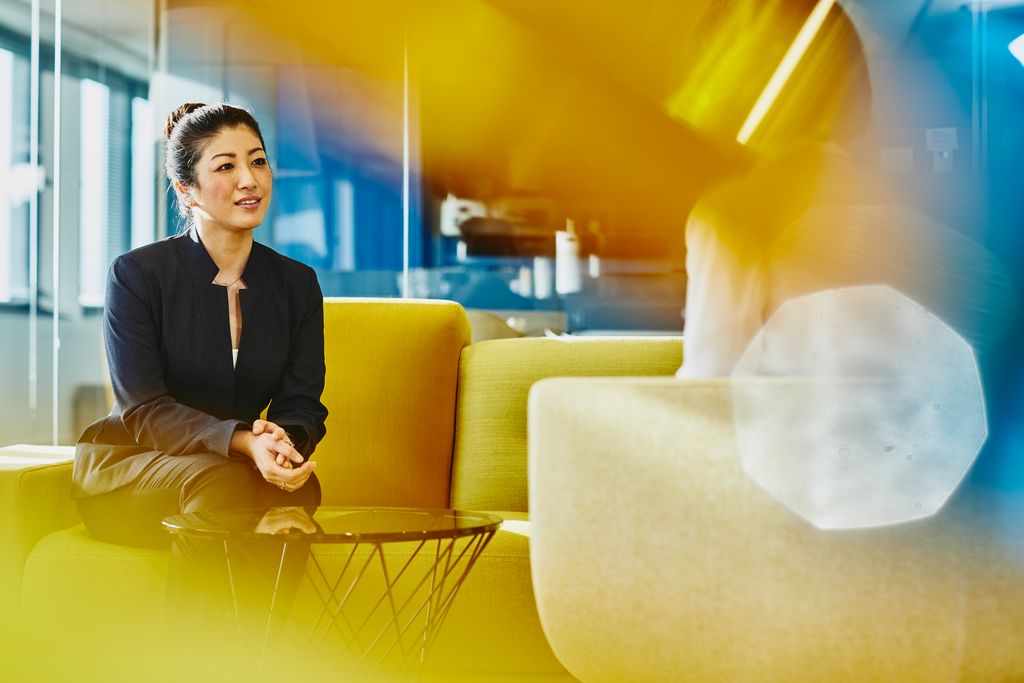 Frauen, die sich in einem Büro unterhalten.