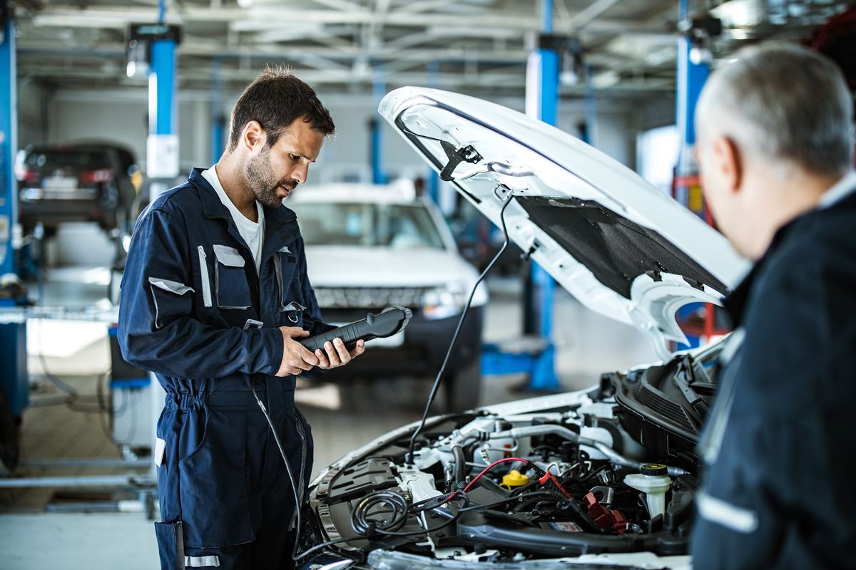 Mitarbeiter in einer Autowerkstatt