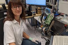 Ingrid Sonntag an ihrem Arbeitsplatz beim Elektronikkonzern Rohde & Schwarz in Memmingen