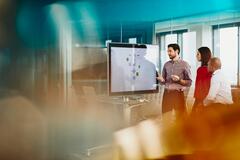 Kollegen bei der Besprechung eines Workflows