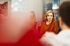 Eine Frau und ein Mann in einer Gesprächssituation im Büro