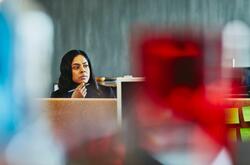 Frau sitzt nachdenklich am Schreibtisch