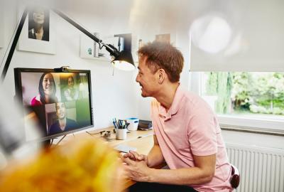 Mitarbeiter bei einer Videokonferenz