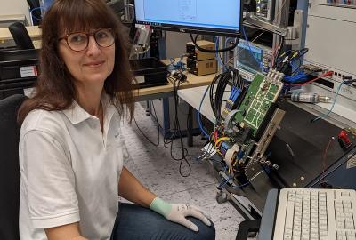 Ingrid Sonntag an ihrem Arbeitsplatz beim Elektronikkonzern Rohde & Schwarz in Memmingen