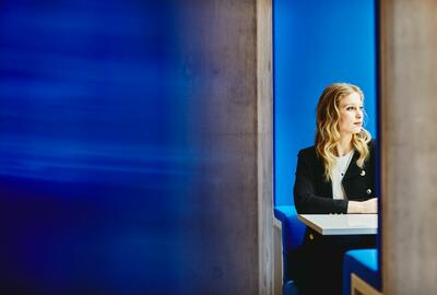 Eine Frau, die aus dem Fenster sieht