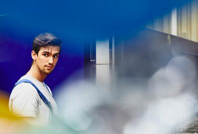 Junger Arbeiter mit ernstem Blick