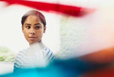 Junge Frau mit ernstem Blick zur Seite