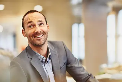 Portrait eines lächelnden Mannes, der zur Seite blickt