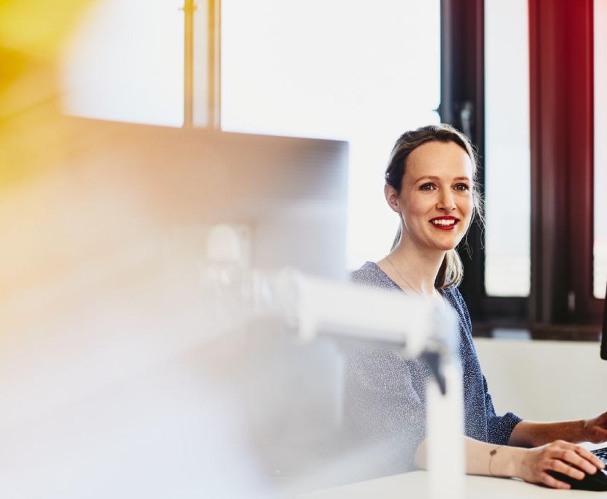 Eine Frau arbeitet am Schreibtisch.