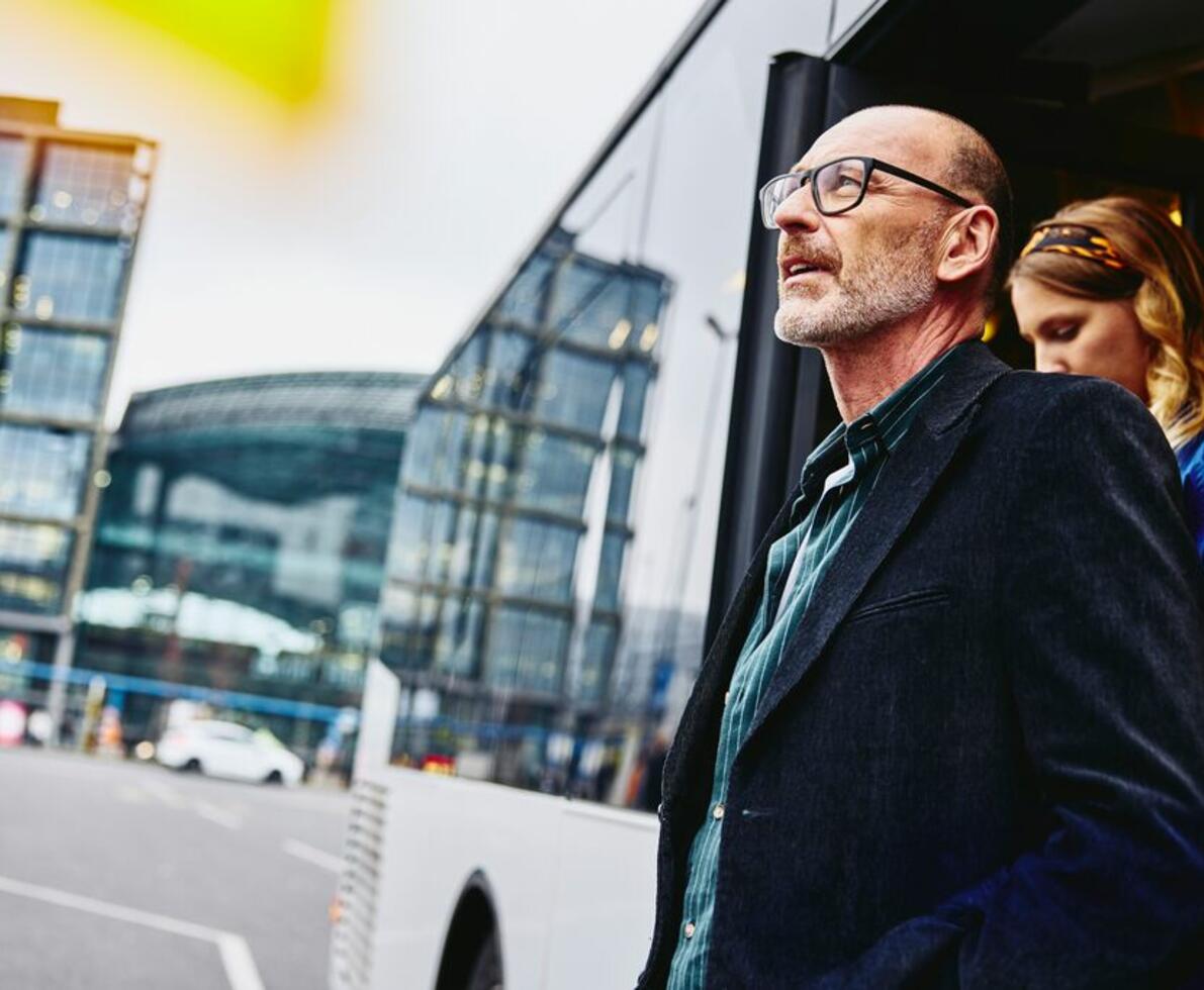 Ein Mann und eine Frau steigen aus einem Bus aus