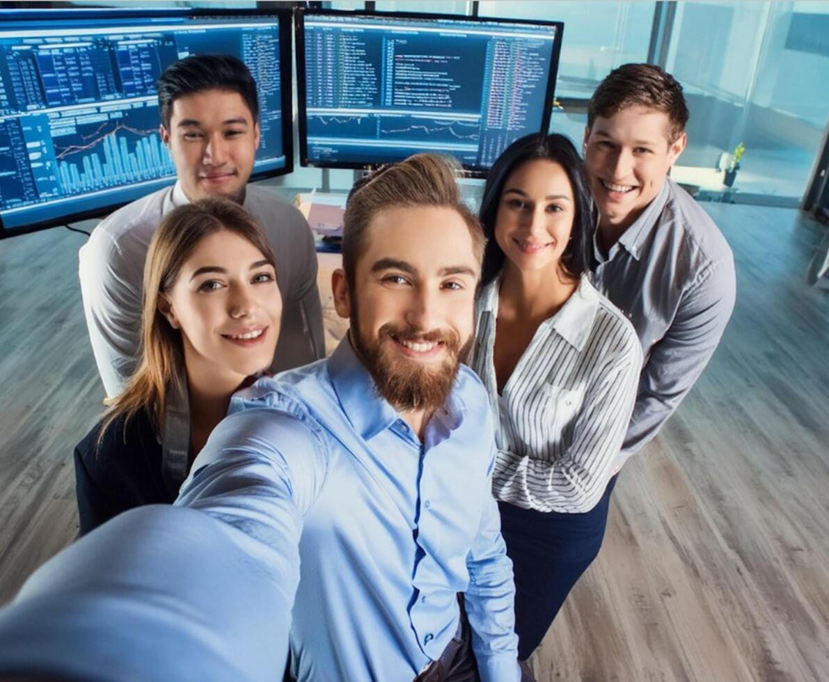 Selfie mit mehreren IT-Mitarbeitern