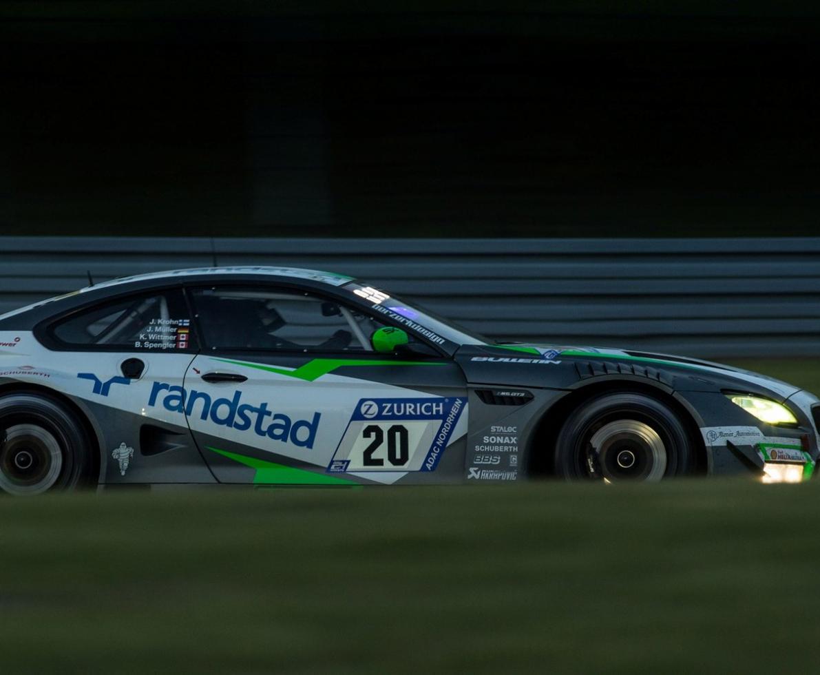 BMW M6 GT3 mit Randstad-Sponsorenlogo auf der Rennstrecke