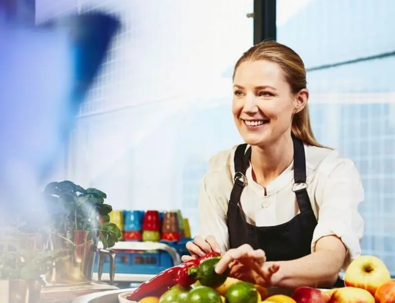 Küchenhilfe beim Zubereiten von Obst und Gemüse