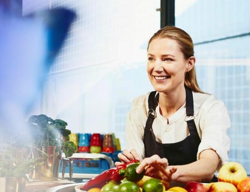 Küchenhilfe beim Zubereiten von Obst und Gemüse