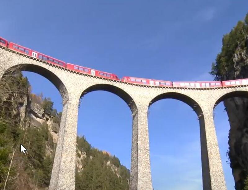 Zug von Stadler Rail auf einer Talbrücke