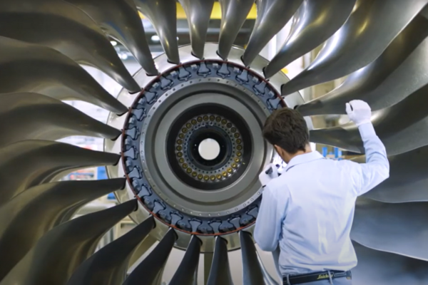 N3-Mitarbeiter prüft ein Flugzeugtriebwerk