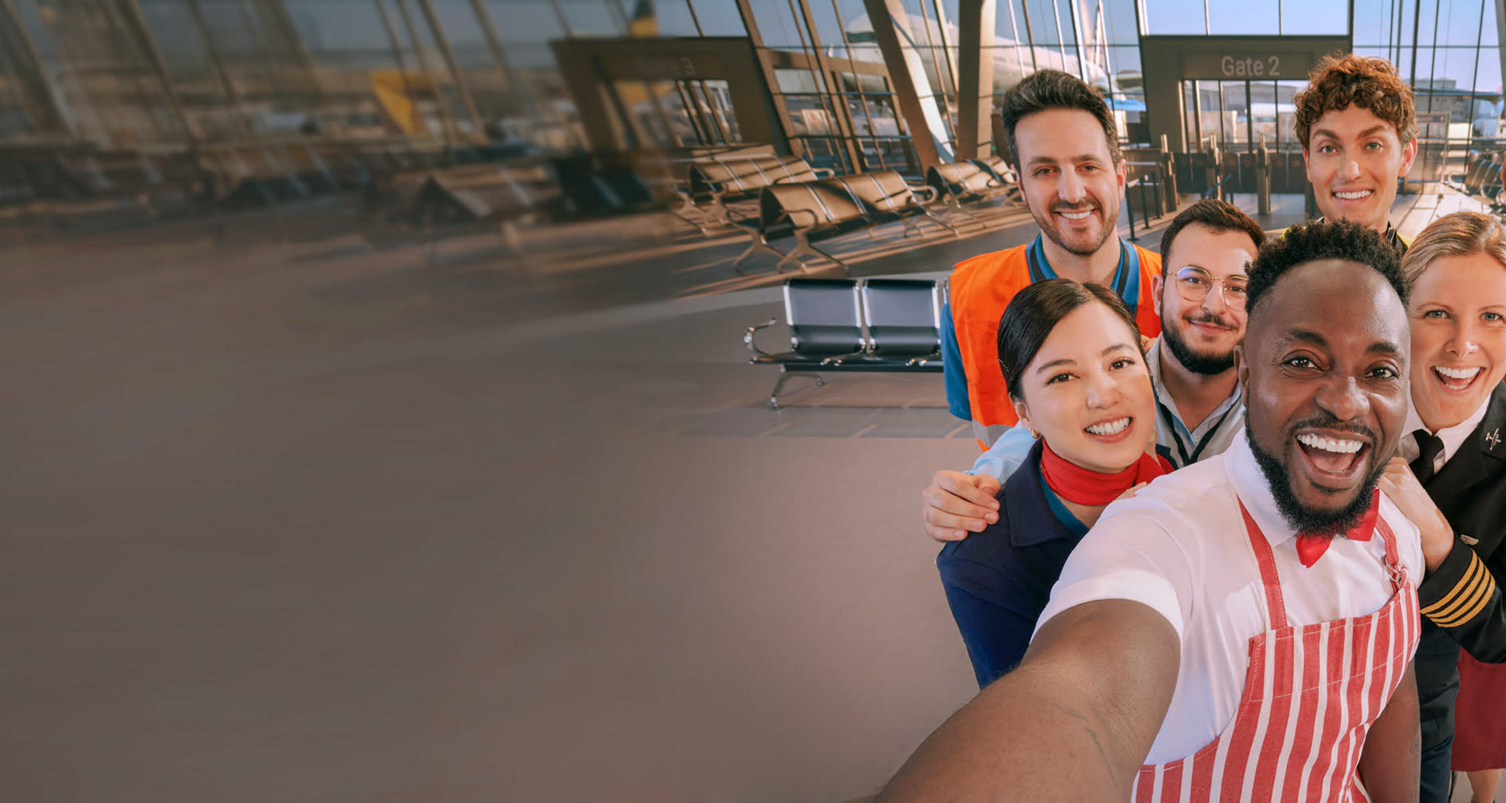 Selfie mit mehreren Flughafenmitarbeitern und einem Popcornverkäufer im Vordergrund