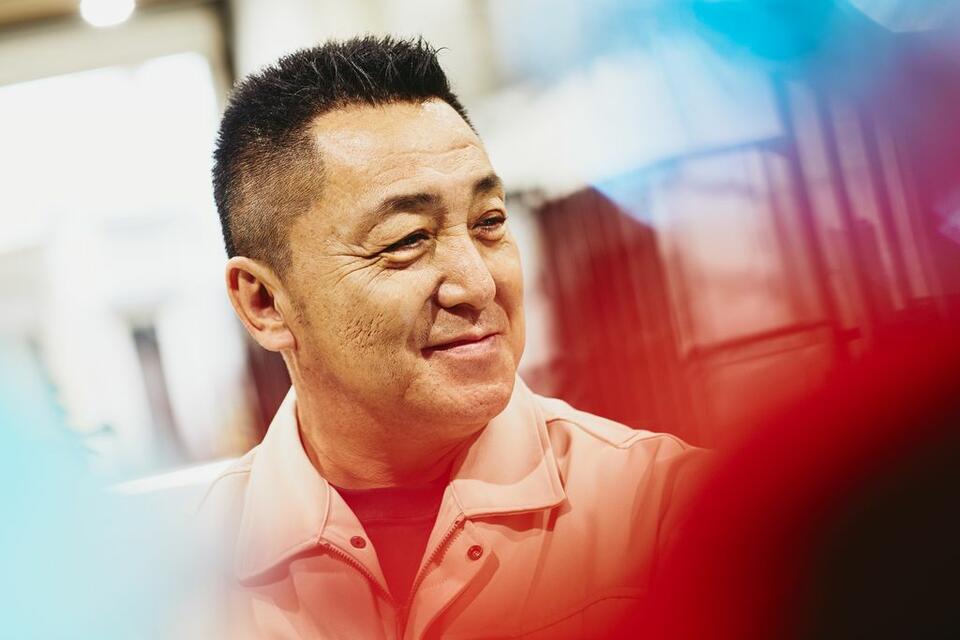 Mann schaut lächelnd in die Ferne