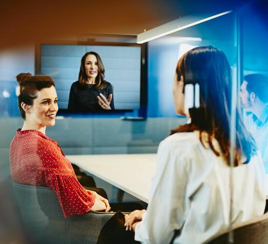 3 Frauen in einer Videokonferenz
